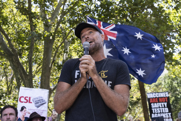 Le chef célèbre controversé Pete Evans lors d'un rassemblement anti-vaccination à Sydney en 2021.