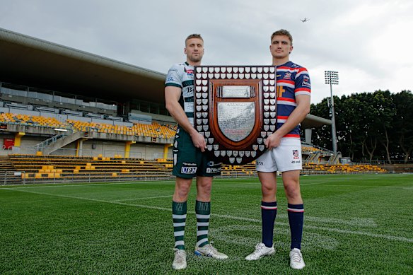 Ben Marr de Warringah et la banlieue orientale Josh Bokser avec le Shield Shute Premiership.