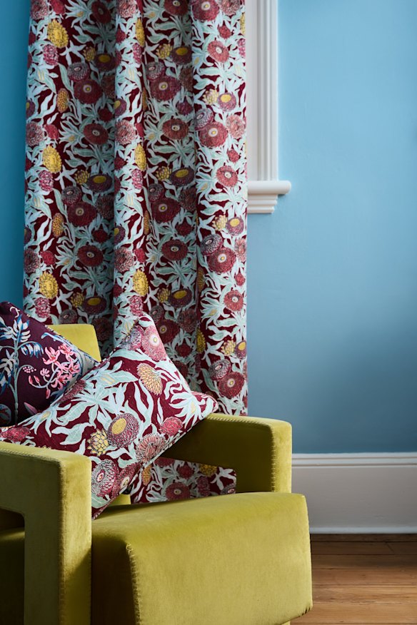 Le rose doux fonctionne comme le neutre parfait, permettant au bordeaux, à la sauge et à l'or de briller dans le coussin de bordeaux éternel des produits d'utopie. Une chaise en velours chartreuse est l'élément final et triomphant. 