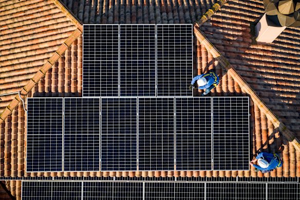 L'Australie mène le monde dans l'absorption solaire des ménages, et une subvention du gouvernement fédéral a provoqué une augmentation des installations de batterie à accompagner les panneaux.