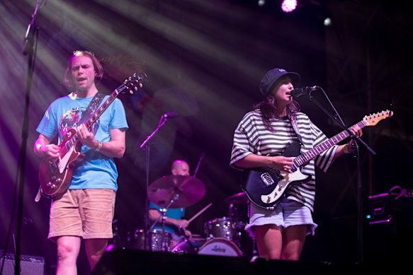 Le Beths sur scène au Laneway Festival de Sydney en 2023.