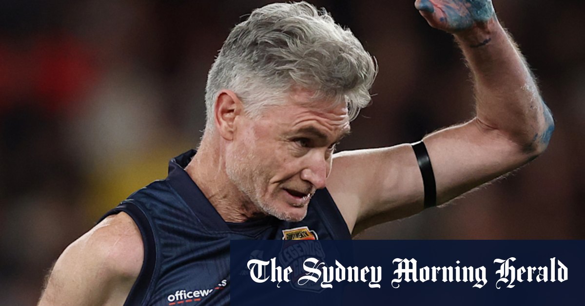 Le comédien Dave Hughes a été transporté à l'hôpital avec des côtes fissurées, un poumon perforé après le match de charité