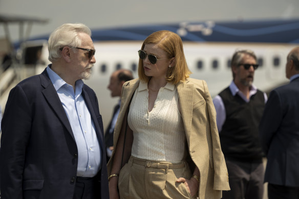 L'art imitant la vie? Logan Roy (Brian Cox) et Shiv Roy (Sarah Snook) successivement.