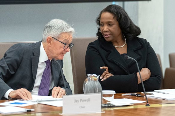 Le président de la Réserve fédérale Jerome Powell avec son collègue gouverneur de la banque centrale Lisa Cook en juin.
