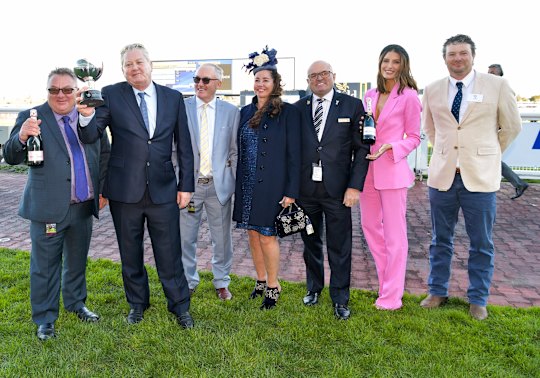 Bill Cockram (à l'extrême droite) dans la cour de montage de Caulfield pour la présentation des Cockram Stakes 2019.