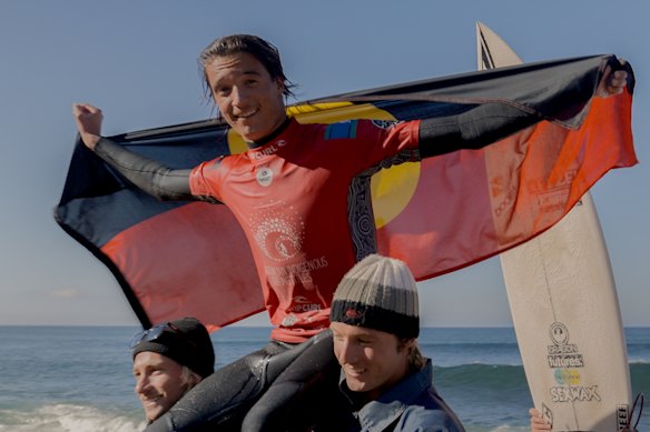 Landen Smales après avoir remporté les titres de surf indigène australiens 2024.
