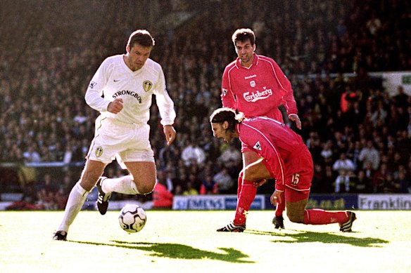 À l'époque: Markus Babbel (derrière) et son coéquipier de Liverpool, Patrik Berger, regardent Mark Viduka marque son troisième de quatre buts pour Leeds United en novembre 2000.
