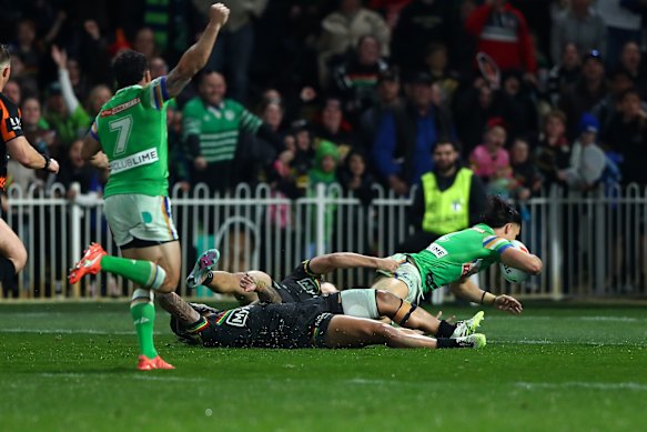 Kaeo Weekes marque le vainqueur du match contre Penrith.