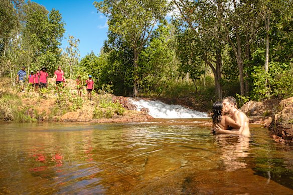 Scellé avec un baiser. Top End Bub voit les personnages visiter les monuments nationaux de Darwin, y compris le parc national de Litchfield.