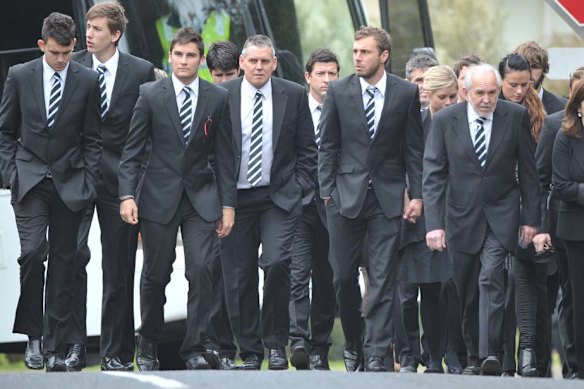 Les joueurs et le personnel de Port Adelaide arrivent au service funéraire de McCarthy à l'église St Marys à Sorrento.