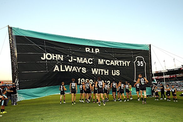 Les joueurs d'électricité traversent la bannière en l'honneur de McCarthy en avril 2013.