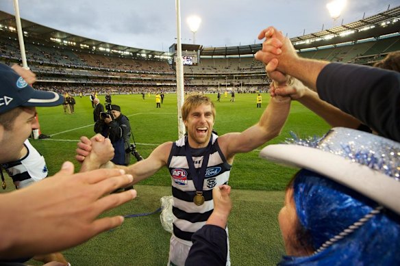 Tom Lonergan et les fans de Geelong célèbrent la victoire de la grande finale de l'AFL 2011 sur Collingwood.