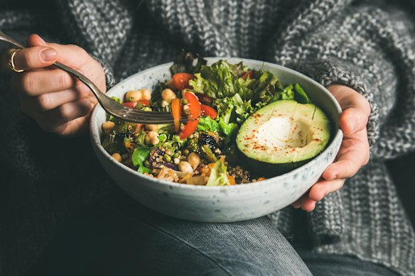 Choisissez des aliments non transformés qui sont riches en fibres et en nutriments pour le maintien du poids à long terme.