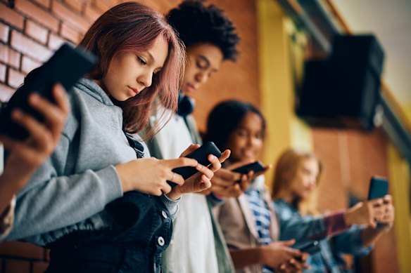 L'histoire personnelle de Malone est une chronique des médias américains, suivant la montée et la chute de la télévision par câble, l'ascension des géants de la technologie comme Netflix et comment les Américains sont collés à leurs téléphones.