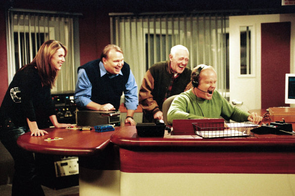 Roz (Peri Gilpin), Kenny (Tom McGowan), Martin Crane (John Mahoney) et Frasier Crane (Kelsey Grammer) dans la première incarnation de Frasier.