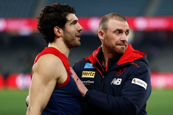 Christian Petracca est embrassé par Simon Goodwin après la victoire de leur équipe sur les Eagles.