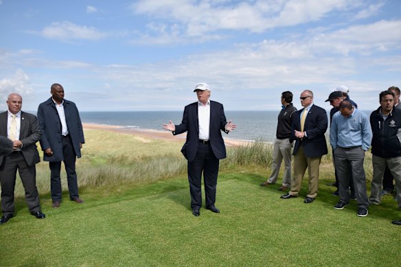 Trump s'est opposé aux éoliennes construites au large de son parcours de golf écossais.