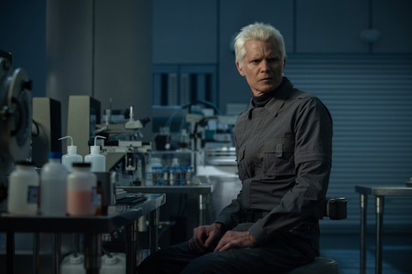 Timothy Olyphant comme le kirsh synthétique inscriptable dans Alien: Terre.