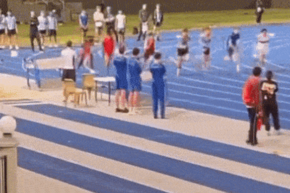 La goutte goutte dans une voie extérieure détruit ses adversaires dans cet événement du 100m.