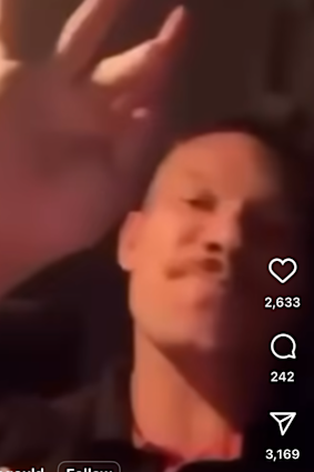 Brent Naden donne un autre «khawd» ″ après le match.