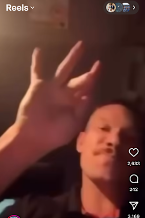 Brent Naden donne un autre «khawd» ″ après le match.