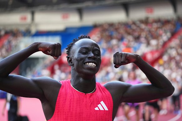Gout Gout, d'Australie, célèbre après avoir remporté les hommes de 200 mètres lors de la rencontre d'athlétisme d'Ostrava Golden Spike à Ostrava, République tchèque, mardi 24 juin 2025. (AP Photo / Petr David Josek)