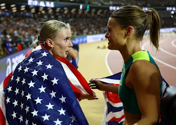 La Nina Kennedy (à droite) de l'Australie célèbre avec l'Américaine Katie Moon après avoir remporté les médailles d'or dans le saut à la perche féminin à Budapest.