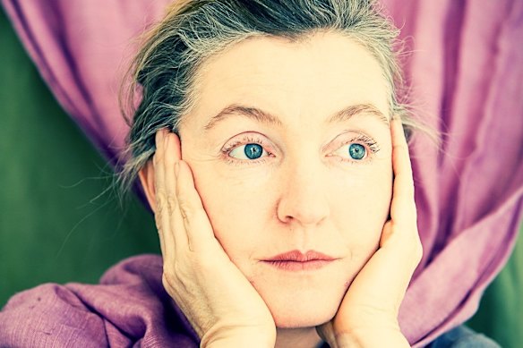 Rebecca Solnit défend des chemins d'influence suspendus dans ses essais.
