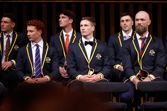 Dawson dans son blazer entièrement australien, aux côtés d'Ed Richards et Max Gawn. 
