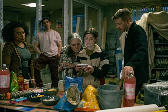 Rosalind Eleazar, Christopher Chung, Saskia Reeves, Aimee-Fffion Edwards et Jack Lowden en chevaux lents.