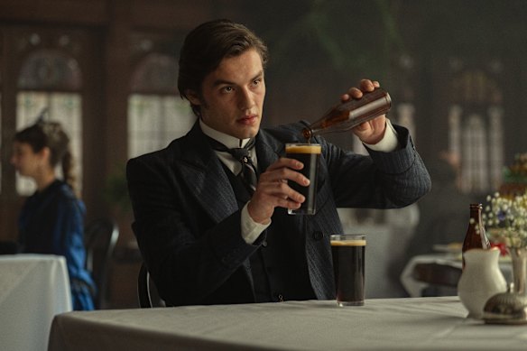 Louis Partridge en tant qu'Edward Guinness.