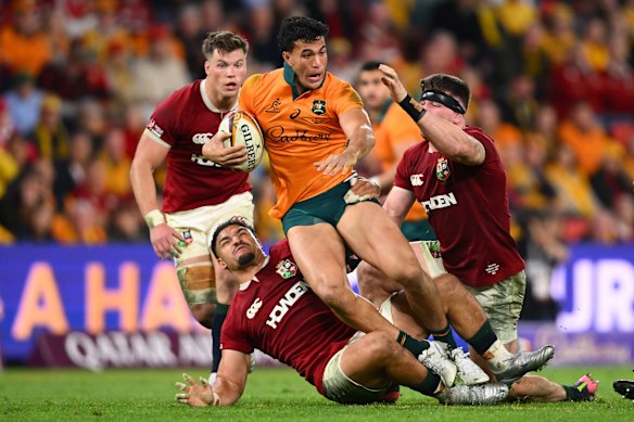 Joseph-Aukuso Suaalii des Wallabies est abattu par un paquet de lions.