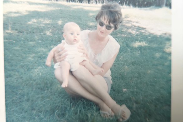 Jordan comme un bébé avec sa mère.