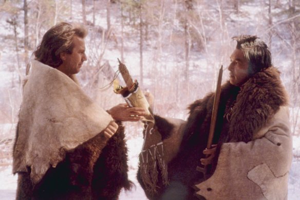 Greene (à droite) avec Kevin Costner en danses avec des loups, pour lesquels Green a reçu une nomination aux Oscars. 