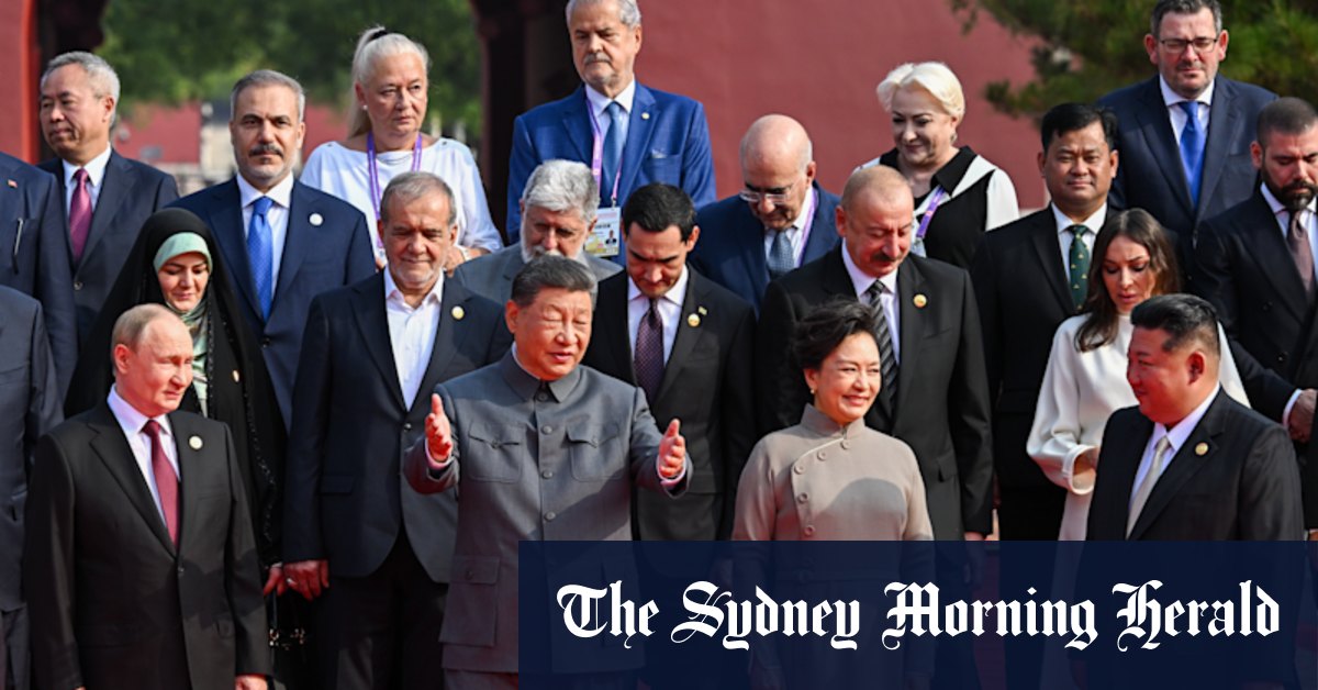 Daniel Andrews pose aux côtés de Xi Jinping, Vladimir Poutine et Kim Jong-un pendant le défilé militaire en Chine