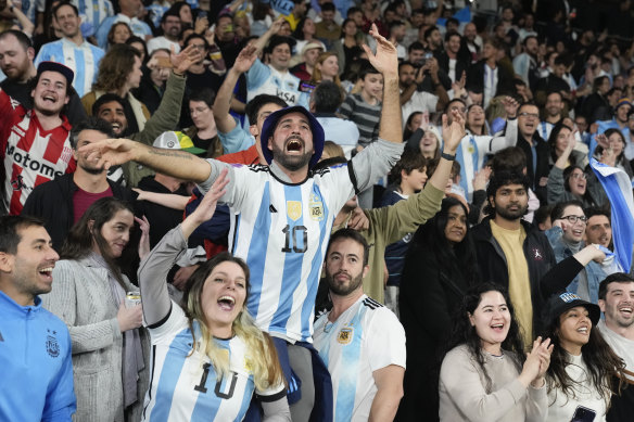 Les fans argentins, portant des chemises de football Messi, célèbrent leur victoire au championnat de rugby contre l'Australie à Sydney en 2023.