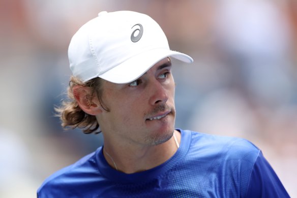 De Minaur n'a pas pu maintenir son élan après avoir fait un set et une rupture.