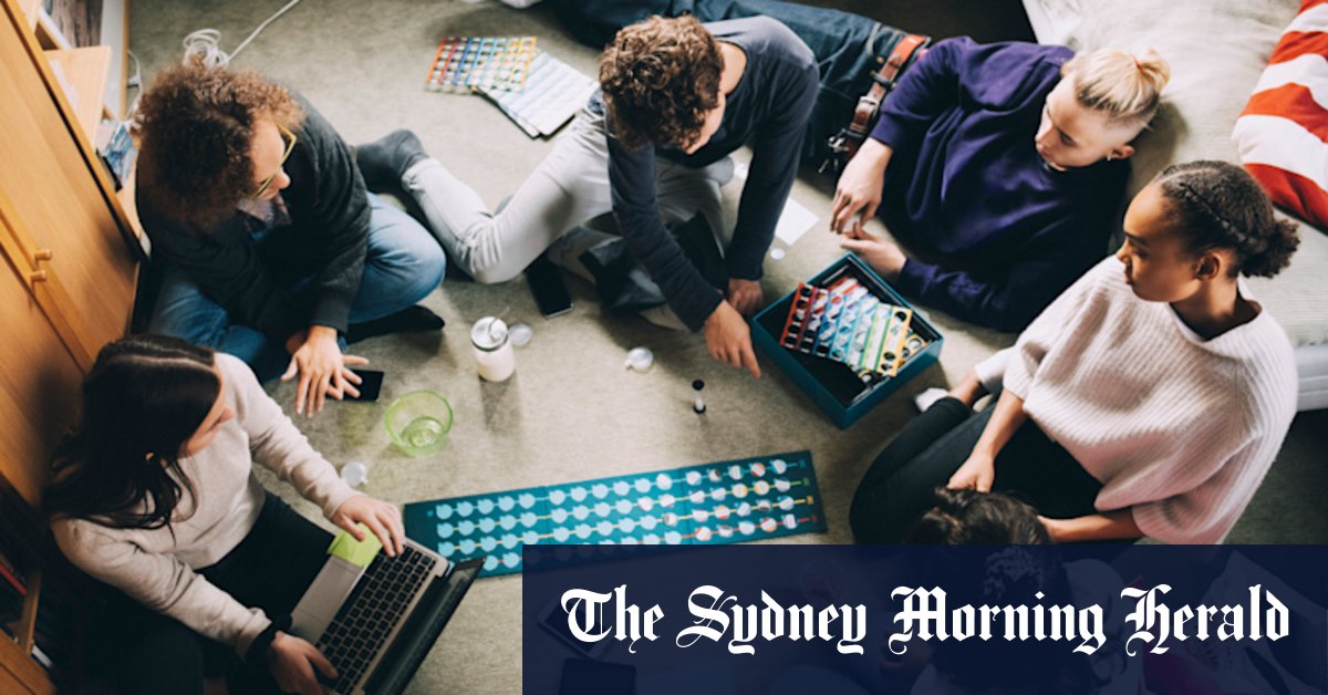 Pourquoi la génération Z abandonne les smartphones pour le papier, les téléphones flip et le plaisir IRL