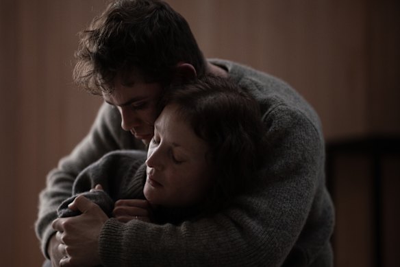 «Beaucoup de trucs de Dacre du monde réel ont franchi la ligne dans Jack et Elizabeth»: Dacre Montgomery et Vicki Krieps ont monté la colline.