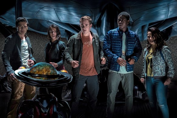 Dacre Montgomery, centre, avec Ludi Lin, Naomi Scott, RJ Cyler et Becky G dans les Rangers de Power.