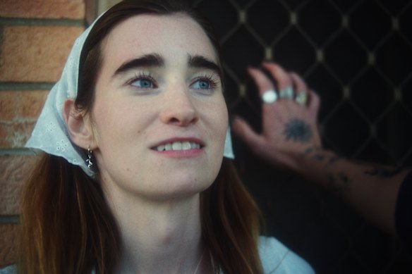 Alexandra McVicker dans la peau du serpent.