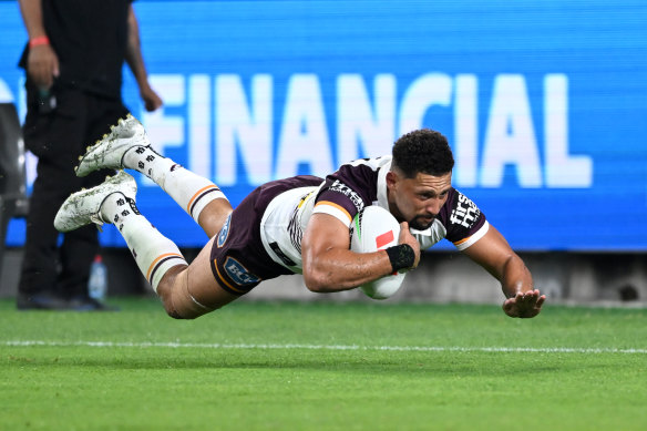 Gehamat Shibasaki marque les Broncos plus tôt dans la saison.