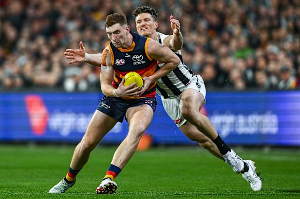 Mark Keane des Crows rivalise avec Brody Mihocek des Magpies. 