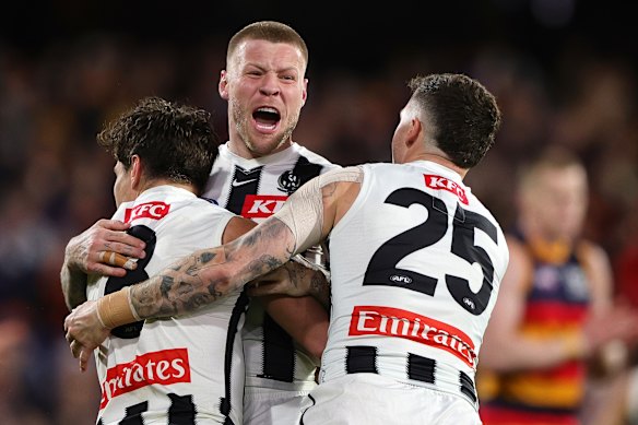 Jordan de Goey célèbre un but avec Lachie Schultz et Jack Crisp.