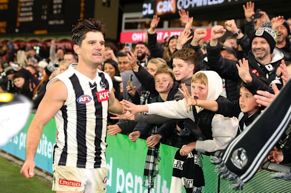 Lachie Schultz salue les fidèles après le match.