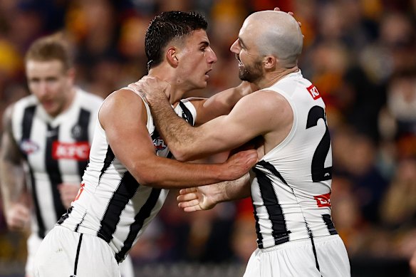 Nick Daicos (à gauche) et Steele Sidebottom célèbrent un but.