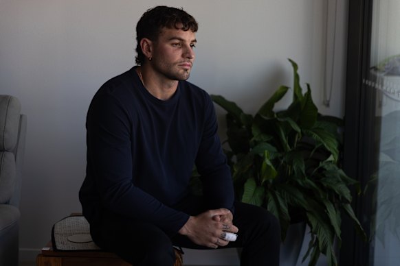 La vie de Liam s'est détériorée à l'adolescence.