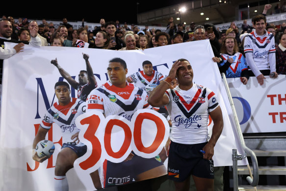 Michael Jennings devant une bannière célébrant son 300e match dans la LNR au stade McDonald Jones.