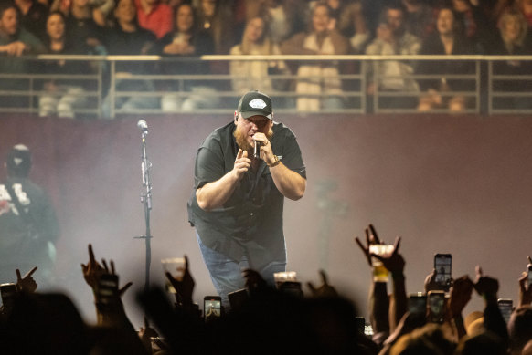 Luke Combs mène le crossover country dans le courant dominant. 