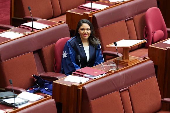 Le sénateur Jacinta Nampijinpa est drapé dans le drapeau australien au Sénat pour le drapeau du drapeau mercredi.